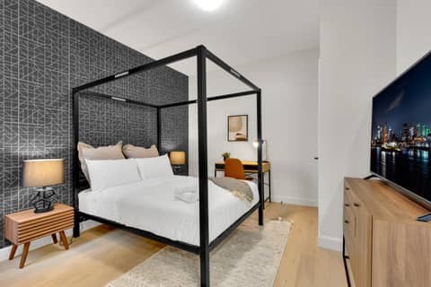 Deluxe Suites Downtown Montreal — hotel room