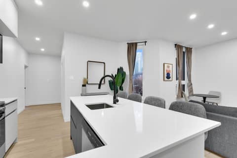 Deluxe Suites Downtown Montreal — kitchen