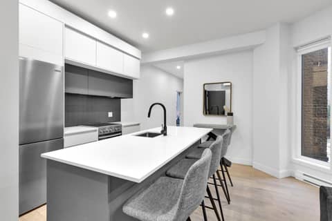 Deluxe Suites Downtown Montreal — kitchen