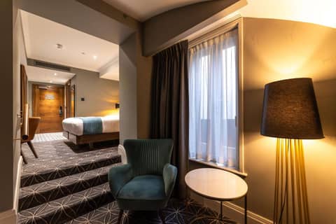 100 Queen's Gate Hotel London Kensington Curio Collection by Hilton — hotel room
