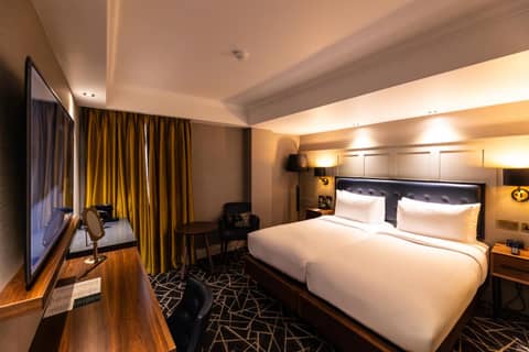 100 Queen's Gate Hotel London Kensington Curio Collection by Hilton — hotel room