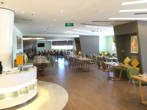 Ramada Abu Dhabi Corniche — dining