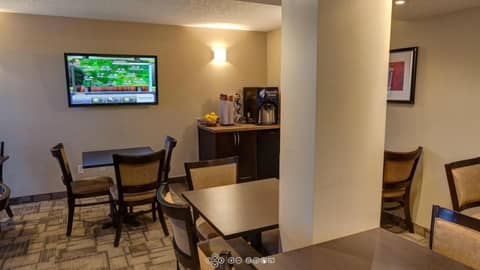 Days Inn by Wyndham Calgary Northwest — photo 3