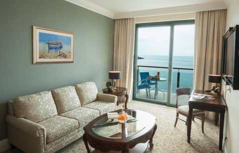 Royal Princess Hotel — hotel room