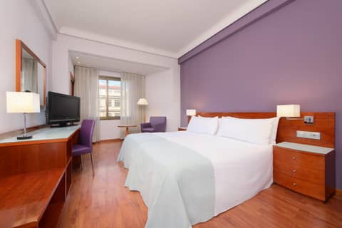 Hotel Madrid Centro Affiliated by Meliá — bedroom