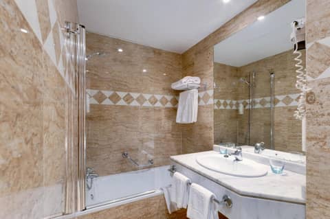 Hotel Madrid Centro Affiliated by Meliá — bathroom