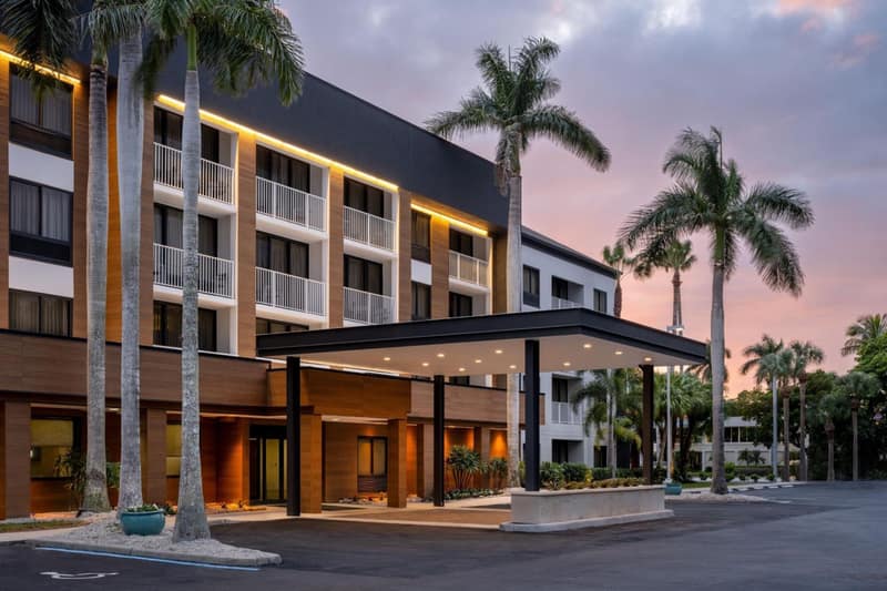 Courtyard by Marriott - Naples — building