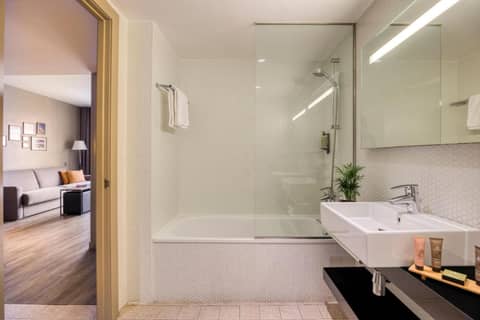 Citadines Ramblas Barcelona — bathroom