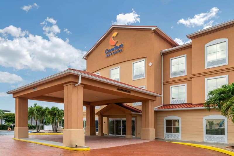 Comfort Inn & Suites Fort Myers Airport — building