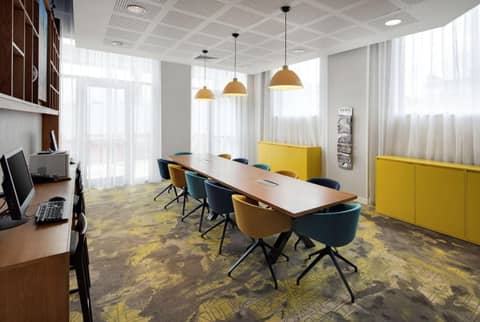 Hampton By Hilton London Excel — meeting room