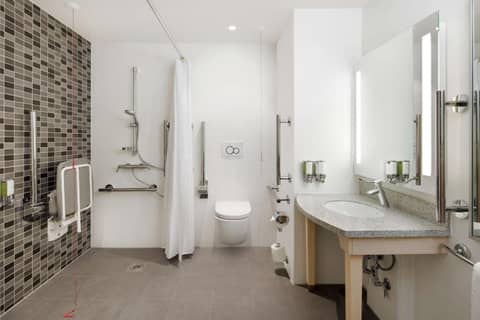 Hampton By Hilton London Excel — bathroom