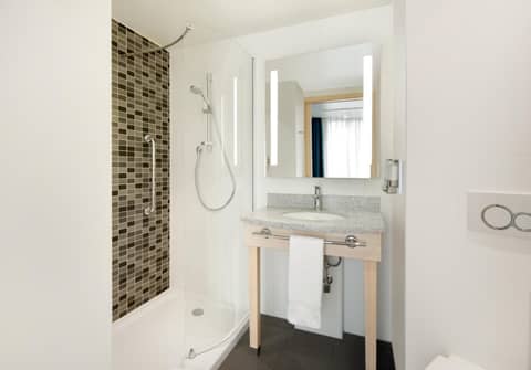 Hampton By Hilton London Excel — bathroom