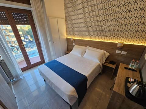 Hotel Pacific — hotel room
