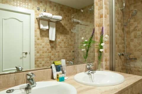 Hotel Alcázar — bathroom