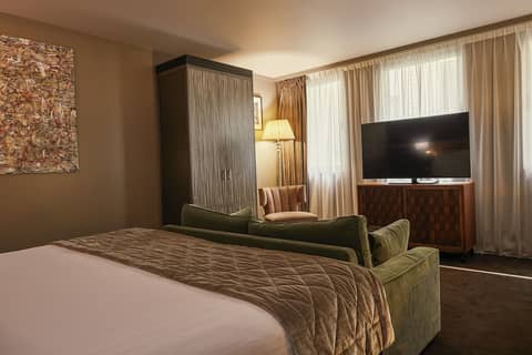 The One Alma Paris — hotel room