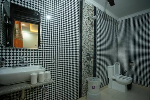 Hotel Yes Boss International- Awarded Best Hotel 2025 in Budget Category — bathroom