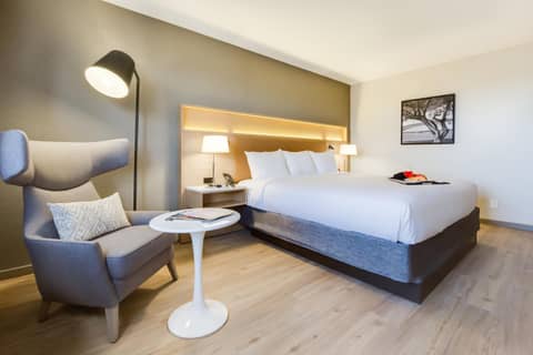 Radisson Hotel Phoenix Airport — hotel room