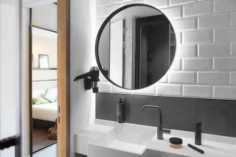 ibis Brussels Centre Chatelain — bathroom