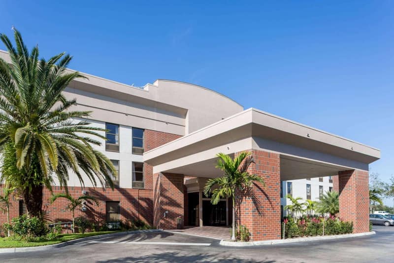 Days Inn & Suites by Wyndham Fort Myers Near JetBlue Park — building