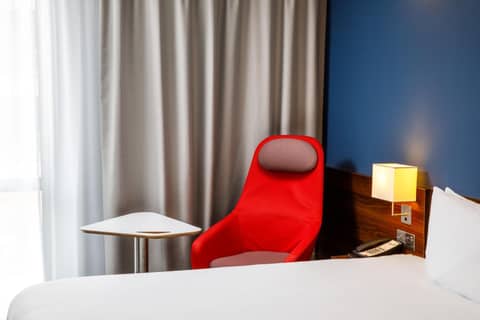 Holiday Inn Express London - ExCel by IHG — hotel room
