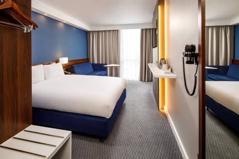 Holiday Inn Express London - ExCel by IHG — hotel room