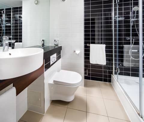 Holiday Inn Express London - ExCel by IHG — bathroom