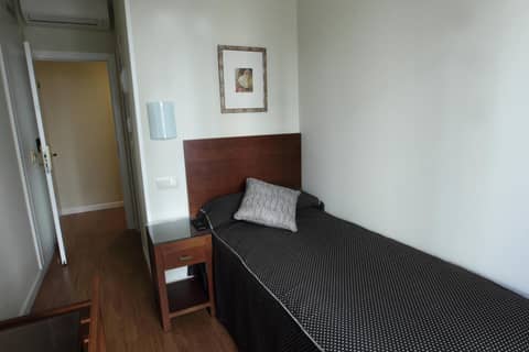 Rincón de Gran Vía — hotel room