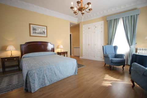 Rincón de Gran Vía — hotel room