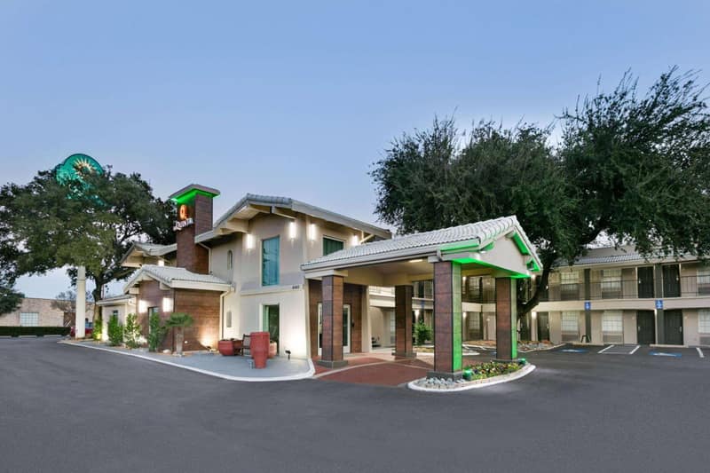 La Quinta Inn by Wyndham Dallas Uptown — building