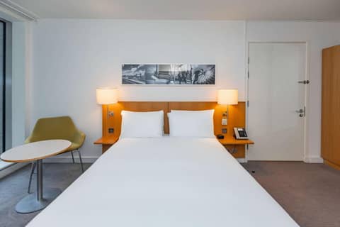 DoubleTree by Hilton Hotel London - Tower of London — hotel room