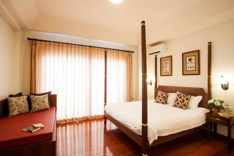 La Pillow 8 — hotel room
