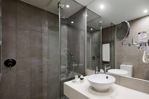 NH Lagos Algarve Resort — bathroom