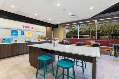 Tru By Hilton Dallas Market Center — photo 7