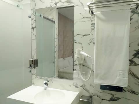 Feelathome Rivero Apartments — bathroom