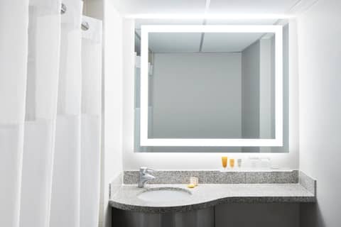 Club Quarters Hotel White House, Washington DC — bathroom