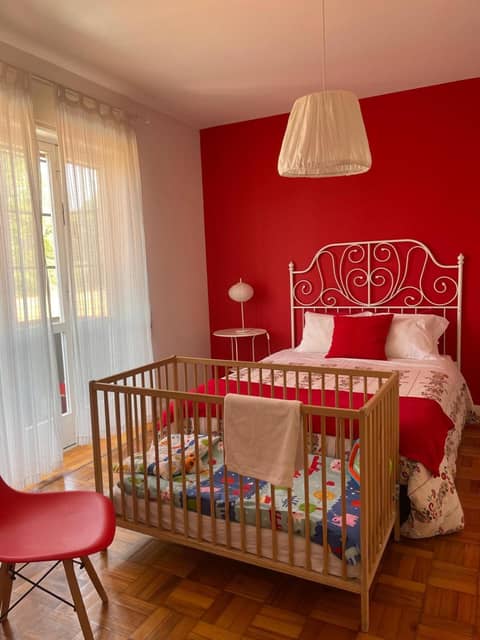 100 Contos — hotel room