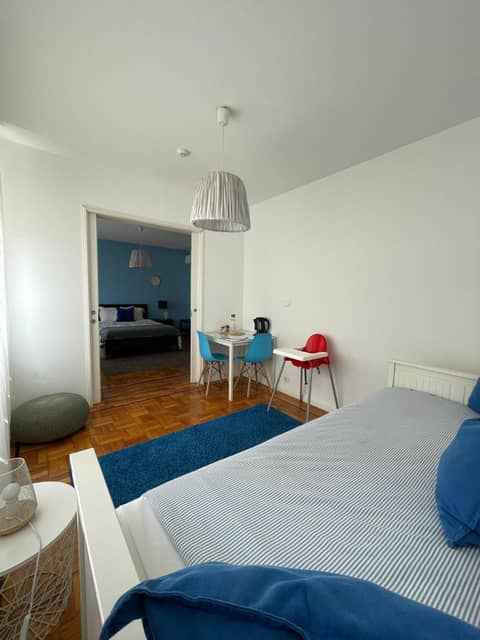 100 Contos — hotel room