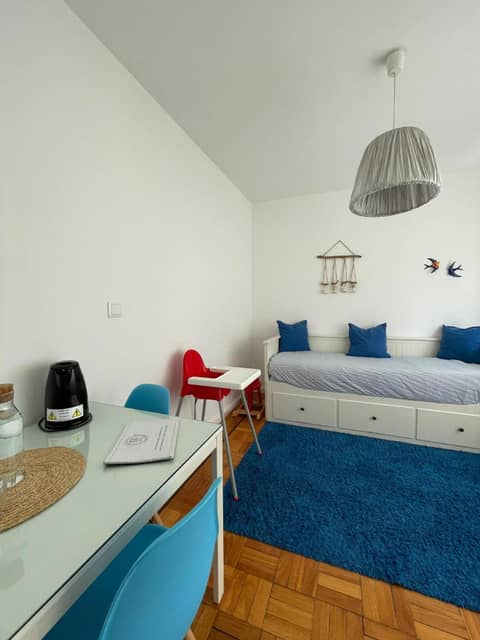 100 Contos — hotel room