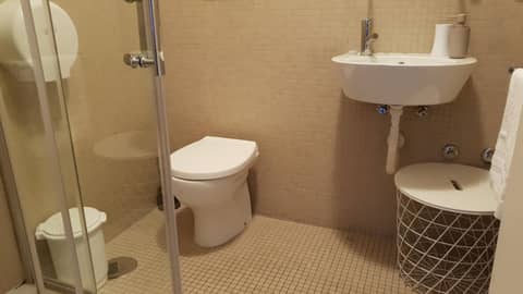 100 Contos — bathroom