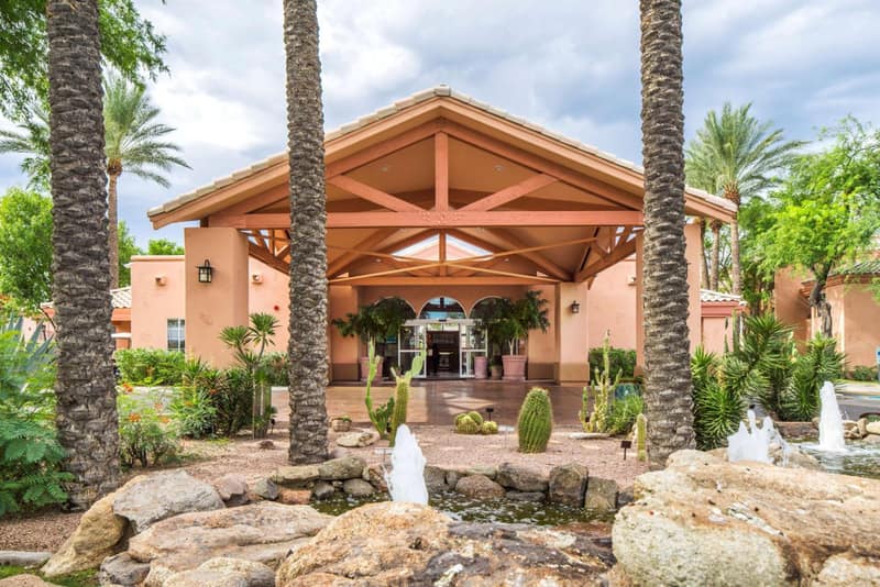 Hilton Vacation Club Scottsdale Villa Mirage — building