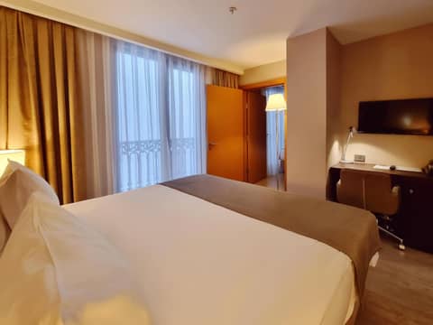Port Bosphorus Hotel — hotel room