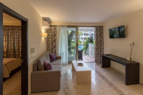 Hotel Colon Rambla — hotel room