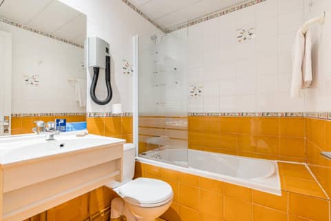 Hôtel du Simplon — bathroom