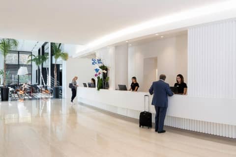Hotel Puerta America — human