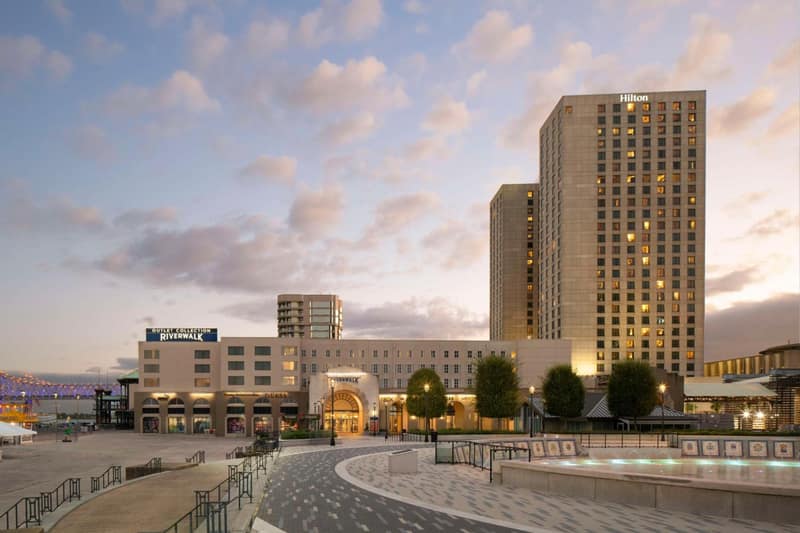 Hilton New Orleans Riverside — building