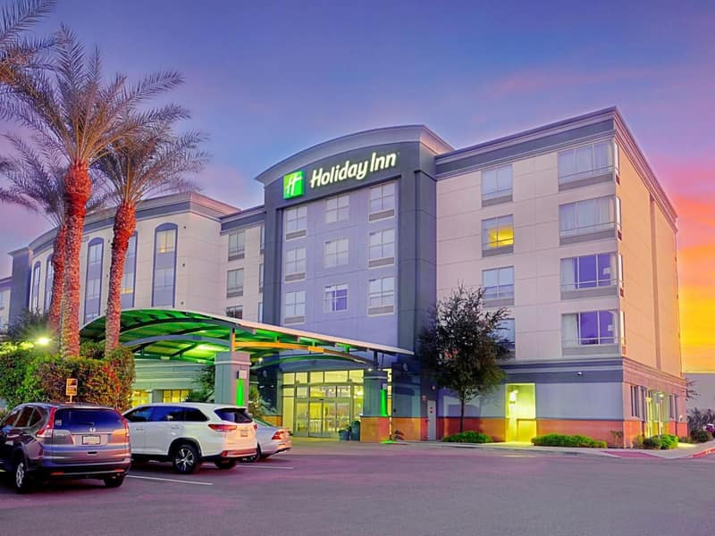 Holiday Inn & Suites Phoenix Airport by IHG — building