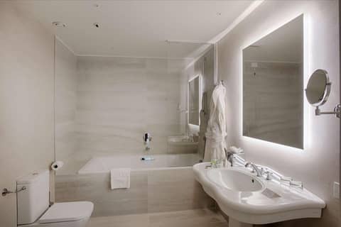 NH Brussels Carrefour de L’Europe — bathroom
