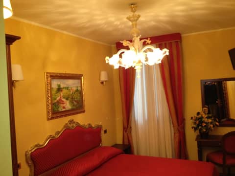 Hotel Città Di Milano — hotel room
