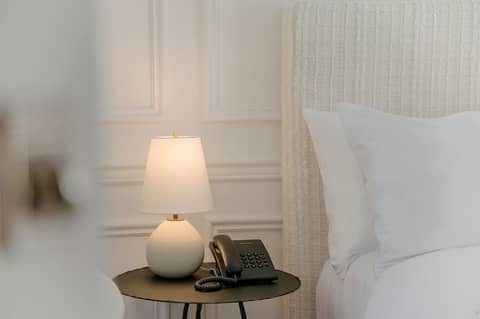 Cara — hotel room