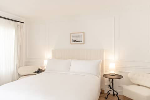 Cara — hotel room